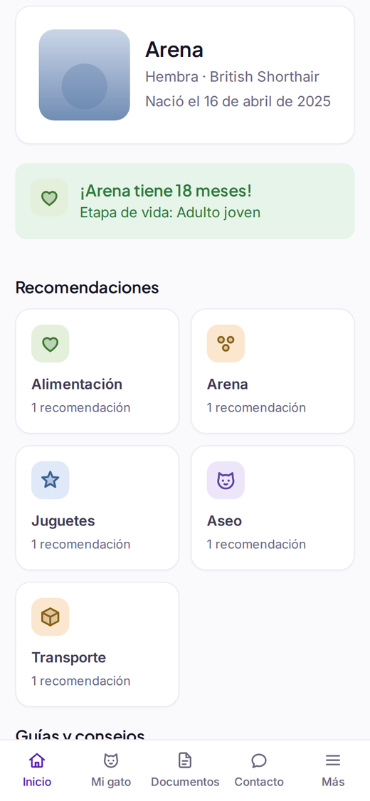 El portal de familias en un teléfono: la ficha de un gato, su etapa de vida y las recomendaciones por categorías.